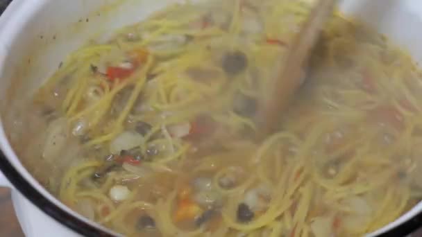 Memasak hidangan pasta — Stok Video