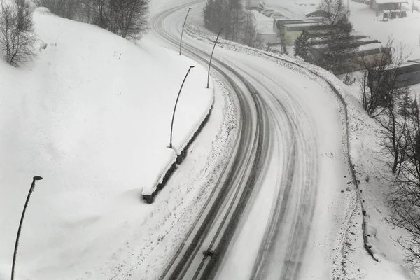 Χιονισμένο δρόμο στα βουνά — Φωτογραφία Αρχείου