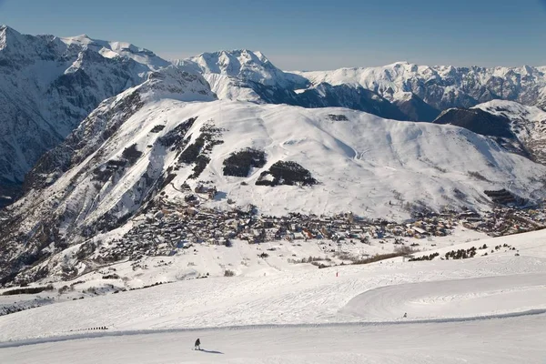 スキー場は、雄大なアルプスの風景 — ストック写真