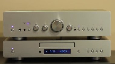 CD oynatıcı bir disk çalıyor