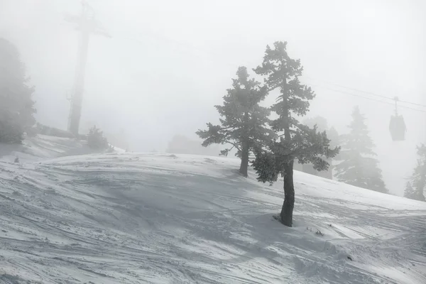 在雾中的滑雪斜坡 — 图库照片