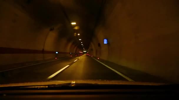 トンネルを通って車ストック動画 ロイヤリティフリートンネルを通って車動画 Depositphotos