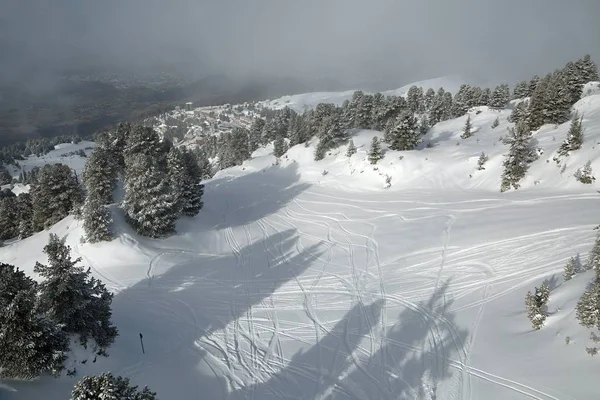 Pistas de esqui a partir do topo — Fotografia de Stock