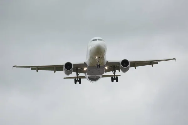Landning av kommersiella flygplan — Stockfoto