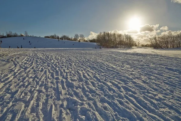 Winterlicher Schneetag im Park — Stockfoto