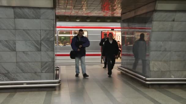 Estación de metro en Praga — Vídeos de Stock