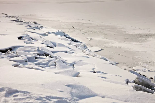 Заморожений берег озера — стокове фото