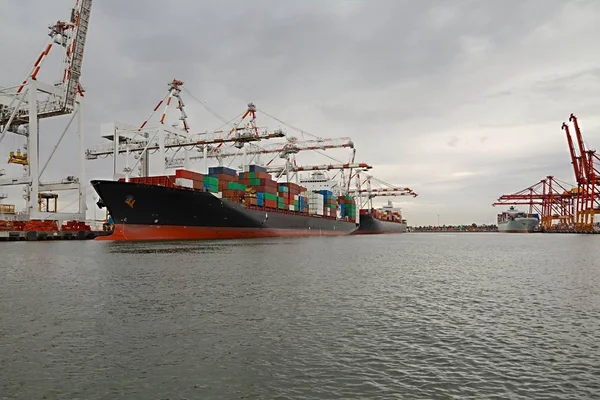 Navios industriais no porto — Fotografia de Stock