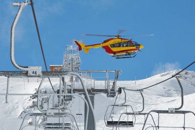 Dağlarda kurtarma helikopteri