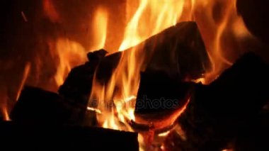 Şöminenin alevleri