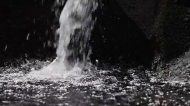 Şelale ayrıntı ağır çekim