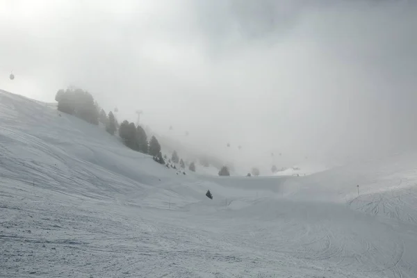 Pistes de ski dans le brouillard — Photo