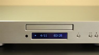 CD oynatıcı bir disk çalıyor