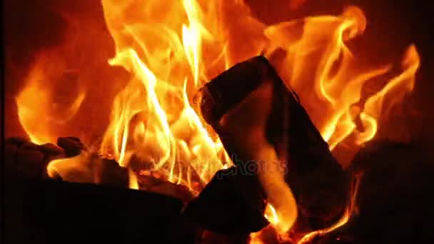 Las llamas de una chimenea — Vídeos de Stock