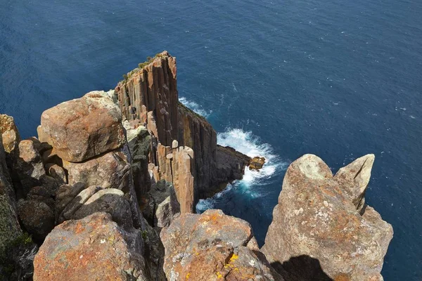 Rugged coastline cliffs — Stock Photo, Image