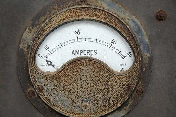 Старый ржавый амперметр — стоковое фото