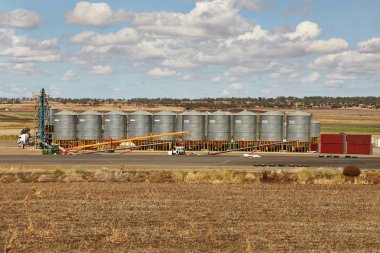 Tahıl siloları ile Avustralya agiculture alanlarında