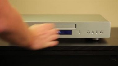 CD oynatıcı bir disk çalıyor