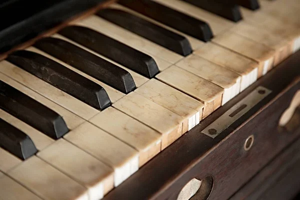 Oude piano close-up — Stockfoto