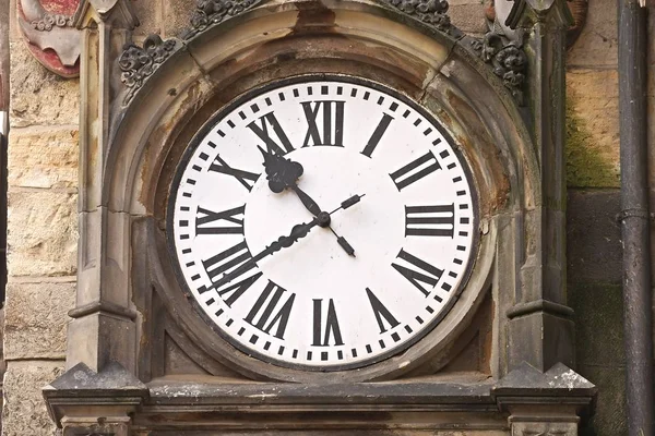 Reloj viejo en una torre — Foto de Stock