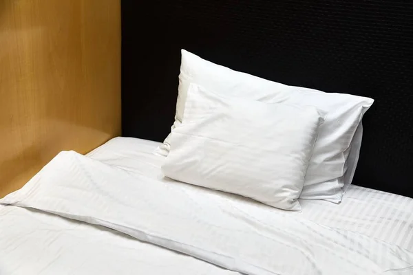 ホテルのベッドのクローズ アップ — ストック写真