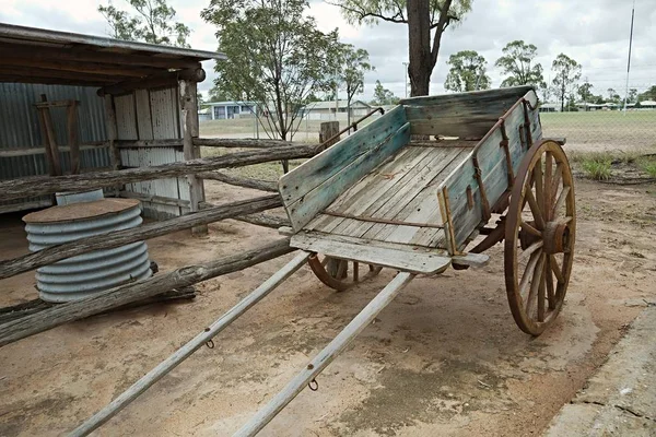 Starý dřevěný vozík — Stock fotografie