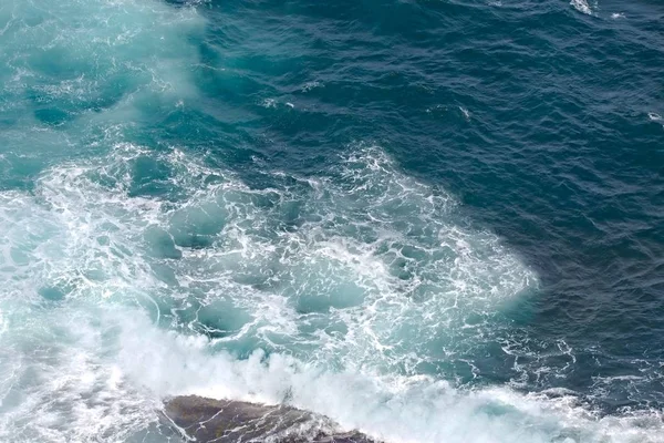 Onde che colpiscono la riva — Foto Stock