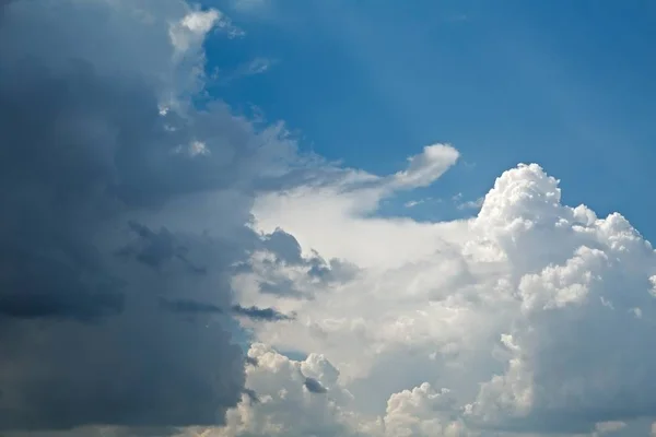 Nuvens no céu — Fotografia de Stock