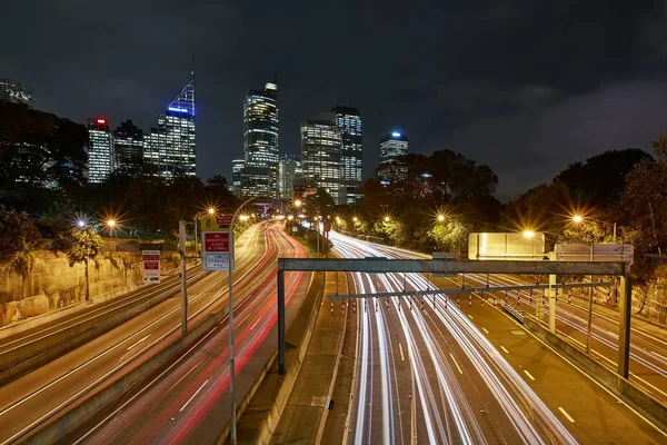 Autopista urbana por la noche —  Fotos de Stock