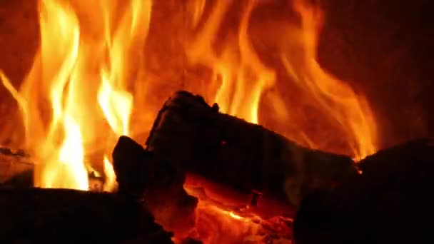 Flammen eines Kamins — Stockvideo