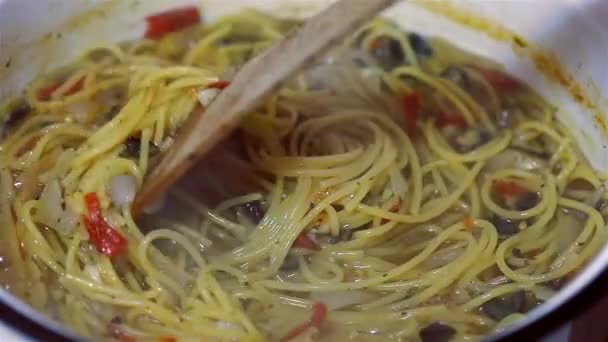 Memasak hidangan pasta — Stok Video