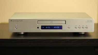 CD oynatıcı bir disk çalıyor