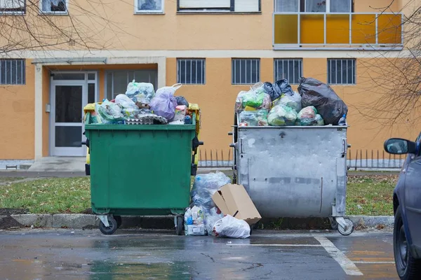 Kontenery na śmiecie pełne, przepełnione — Zdjęcie stockowe