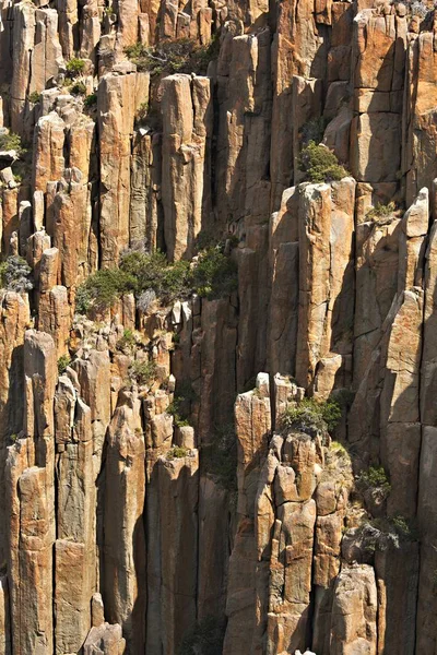 Прочные скалы береговой линии — стоковое фото