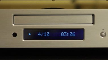 CD oynatıcı bir disk çalıyor