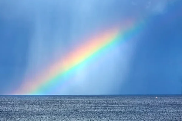 Arco iris sobre el mar — Foto de Stock