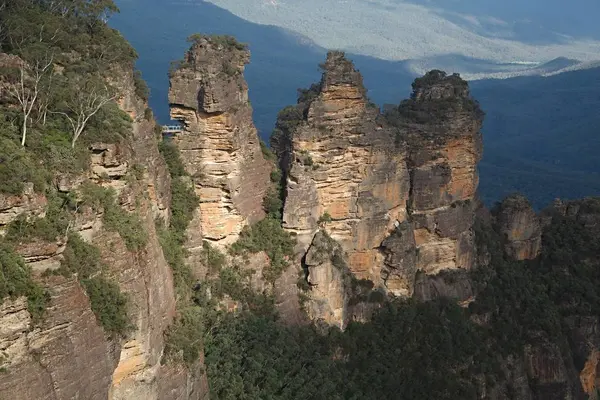 在青山绿水间的三个姐妹 — 图库照片