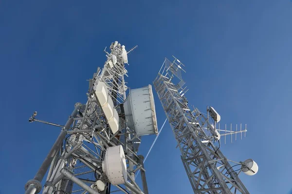 Transmitter towers, blue sky — Stock Photo, Image