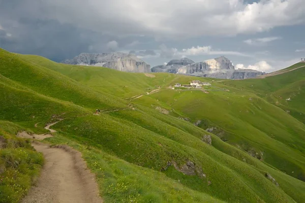Alpina sommar landskap — Stockfoto