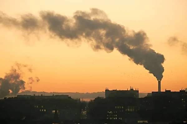 Centrale elettrica fumante — Foto Stock