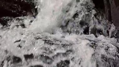 Şelale ayrıntı ağır çekim