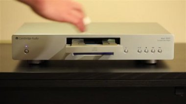 CD oynatıcı bir disk çalıyor