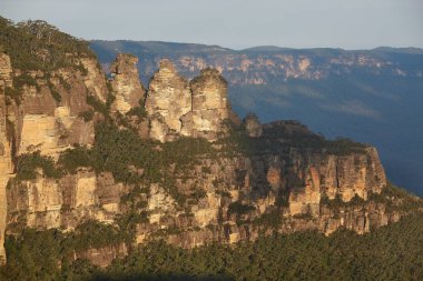 Üç kız kardeş mavi dağlarda