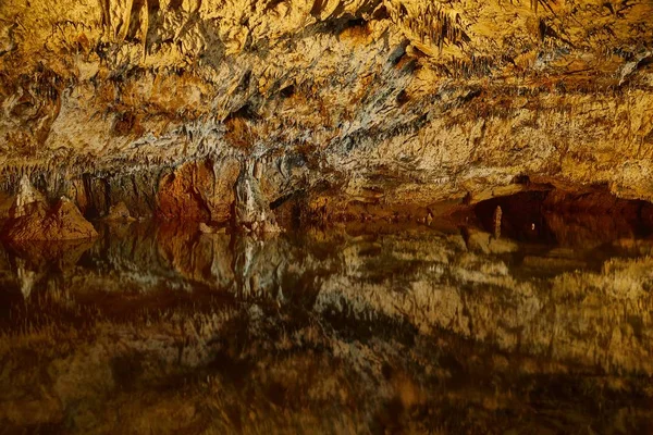 Cueva de piedra caliza con lago —  Fotos de Stock