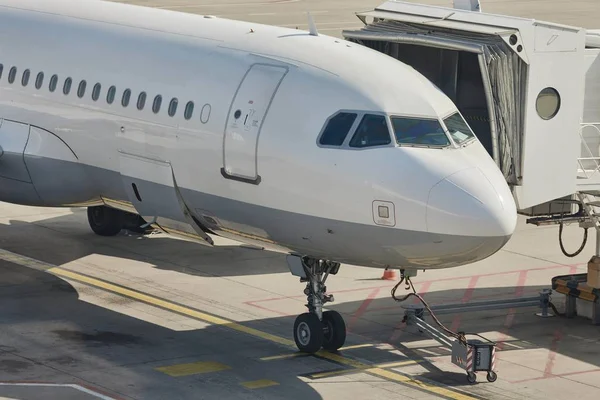 Avião em um aeroporto — Fotografia de Stock