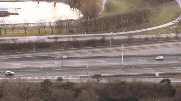 Snelweg verkeer van bovenaf — Stockvideo