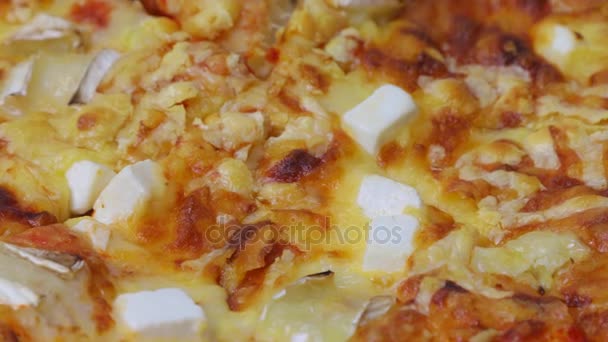 Pizza-Nahaufnahme rotiert — Stockvideo