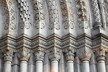 Kilise sütunları dekore edilmiş