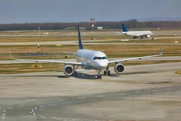 Samolot pasażerski o dróg kołowania lotniska — Zdjęcie stockowe