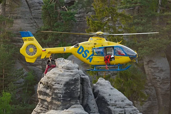 Helicóptero de rescate en las montañas — Foto de Stock